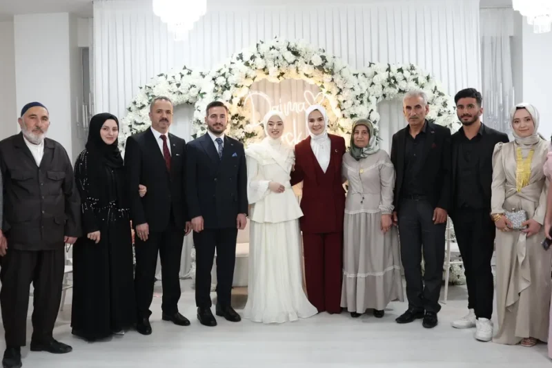 Bakan Göktaş, gence kız istedi!