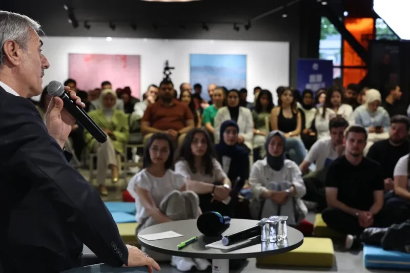 Başkan Alemdar Sakarya’da gençlerle koyu sohbette