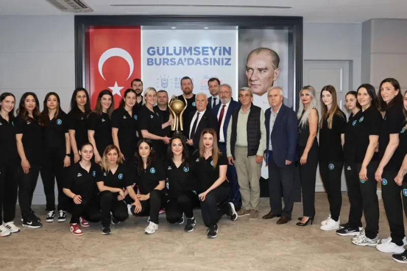 Başkan Bozbey’den şampiyon hentbol takımına övgü