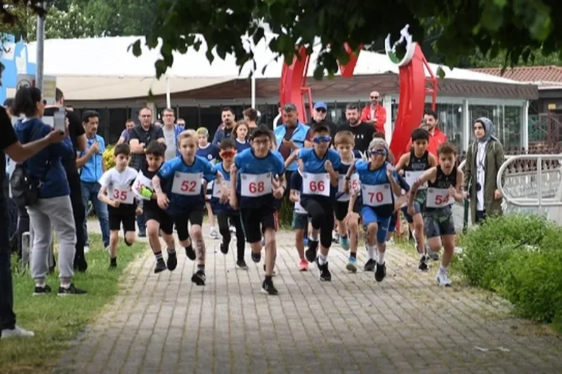 Bursa Osmangazi’de genç sporcuların duatlon heyecanı
