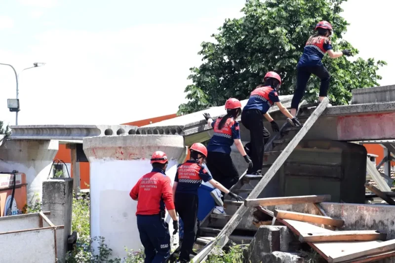 Bursa Osmangazi’de liselilerden nefes kesen tatbikat