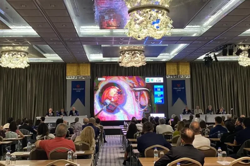 Bursa’da göz cerrahlarından canlı ameliyat