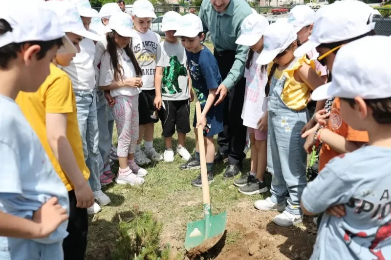 Çayırovalı öğrenciler birlikte fidan dikti