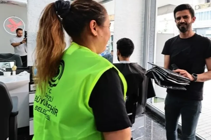 Denizli Büyükşehir berberlere penuar dağıtımına başladı