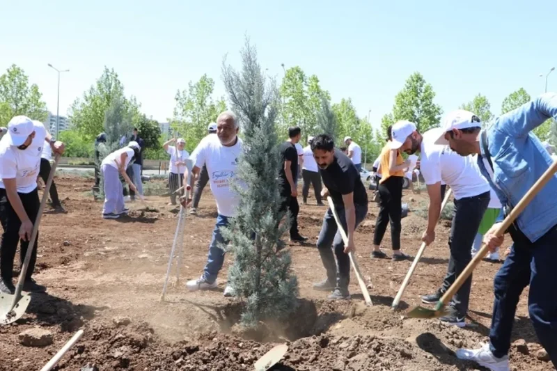 Diyarbakır’da engelliler fidan dikerek geleceğe nefes oldu