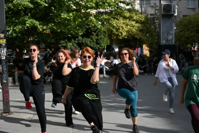 Gençlik coşkusu Bornova sokaklarında yükseliyor