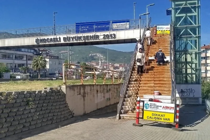 Gölcük’teki üst geçitlerde bakım ve onarım çalışması