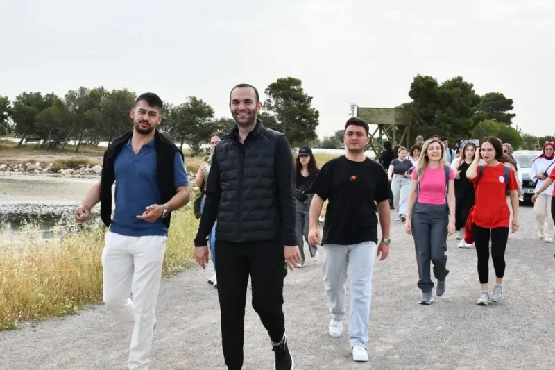 İzmir Çiğli’de gençlik Atatürk için yürüdü