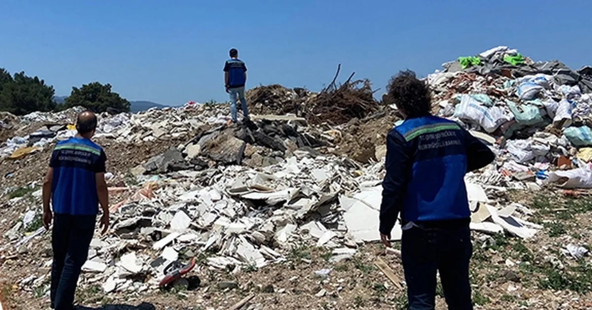 izmir-gaziemirde-acik-alana-atiga-18-milyar-tl-cevre-cezasi-sHUdQlc7.webp