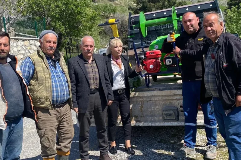 İzmir’de çiftçilere destek: İlaçlama makinesi hediye edildi