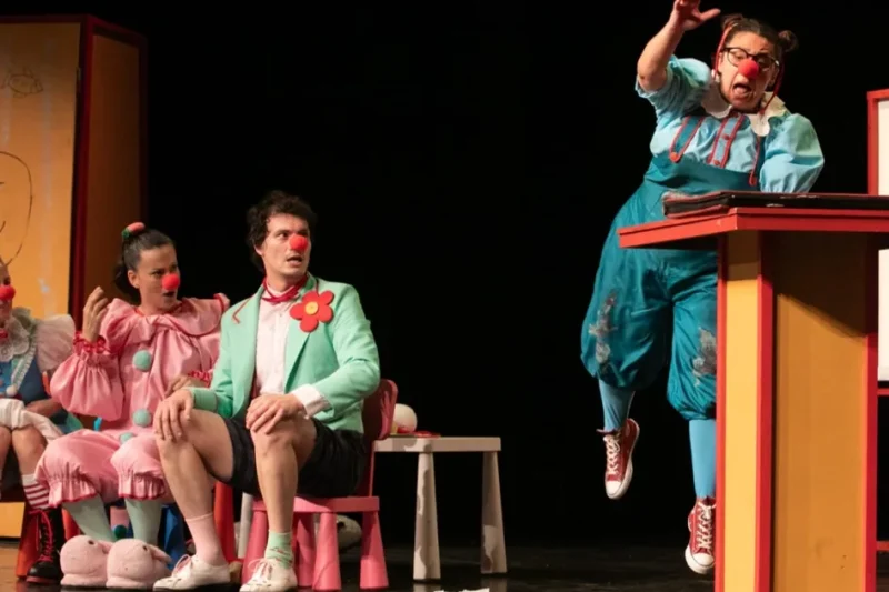 İzmir’de ‘Soytarılar Okulu’ sahnelendi