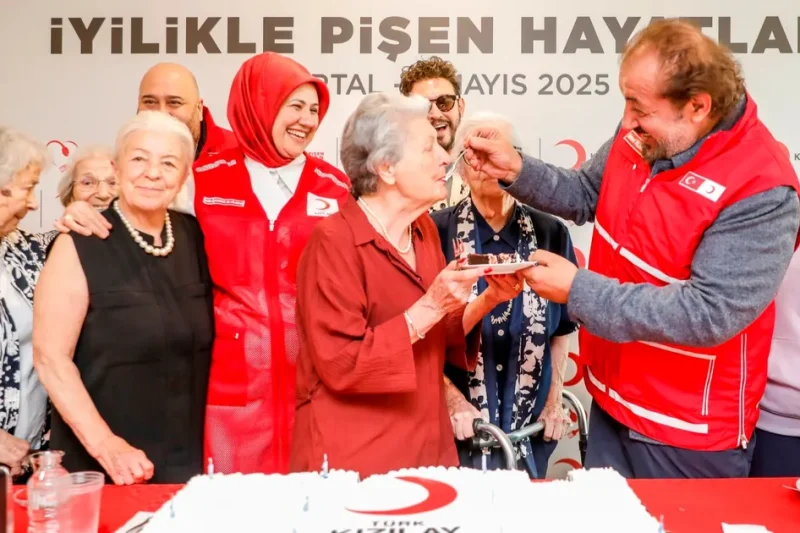 Kızılay’dan Anneler Günü’ne özel kutlama