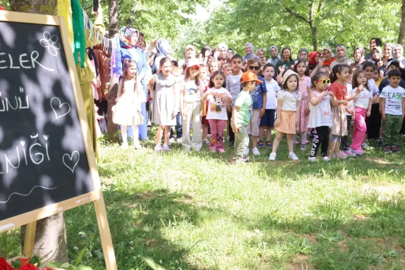 Kocaeli Çayırova çocuk kulüplerinde annelere özel etkinlik