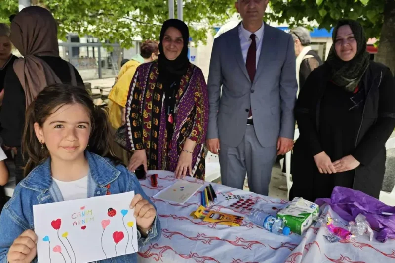 Kocaeli Gölcüklü çocuklar elleriyle annelerine hediye yaptı
