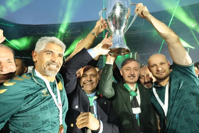 Kocaeli şampiyonluk kupasını kaldırdı!