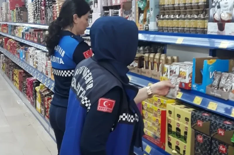 Kocaeli zabıtasından market denetimi
