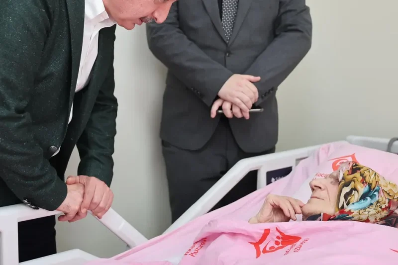 Kocaeli’de Başkan Büyükakın, Anneler Günü’nde şehit ailesi ve huzurevine gitti