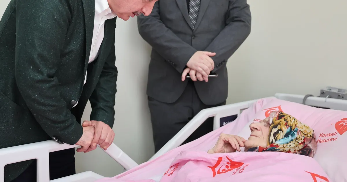 kocaelide-baskan-buyukakin-anneler-gununde-sehit-ailesi-ve-huzurevine-gitti-RfGwDBh8.webp