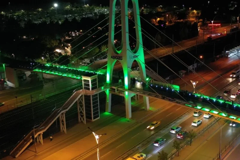 Kocaeli’nde üst geçitler yeşile büründü