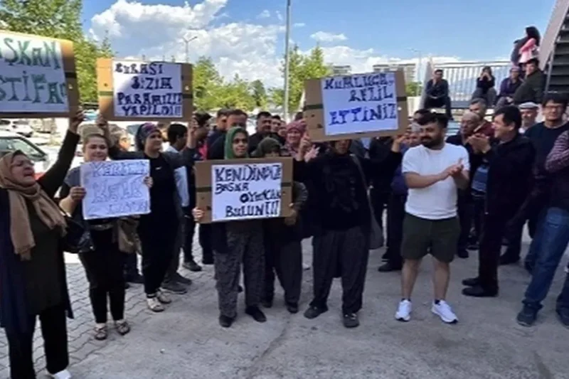 Kumluca Pazaryeri’nde esnaf-belediye gerilimi!