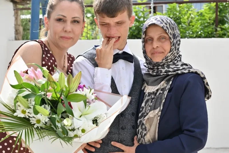 Manisa’da Anneler Günü’nde mutlu eden destek