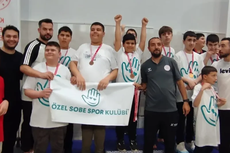 Otizmli yüzücü Alper’den 13 farklı stilde 13 şampiyonluk