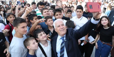 Bursa'da Başkan Bozbey karne sevincine ortak oldu