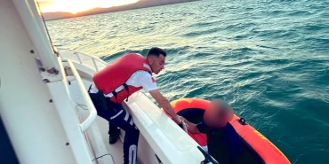 Genç turist İznik Gölü’nde mahsur kaldı!