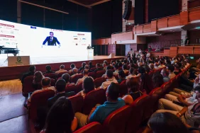 İzmir'de 'mükemmelliği arayış' sempozyumu