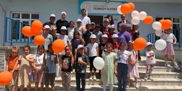 Sakarya'nın tebessüm ekibi ilçelerede miniklere neşe saçtı
