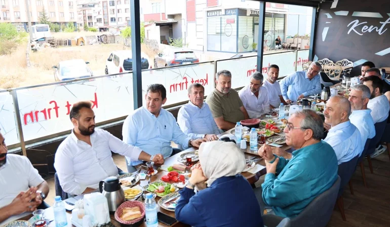 Başkan Büyükgöz Barış Mahallesi esnafıyla kahvaltıda buluştu