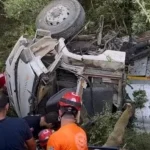 Bursa Kestel'de yangına su taşıyan tanker devrildi: 3 ölü