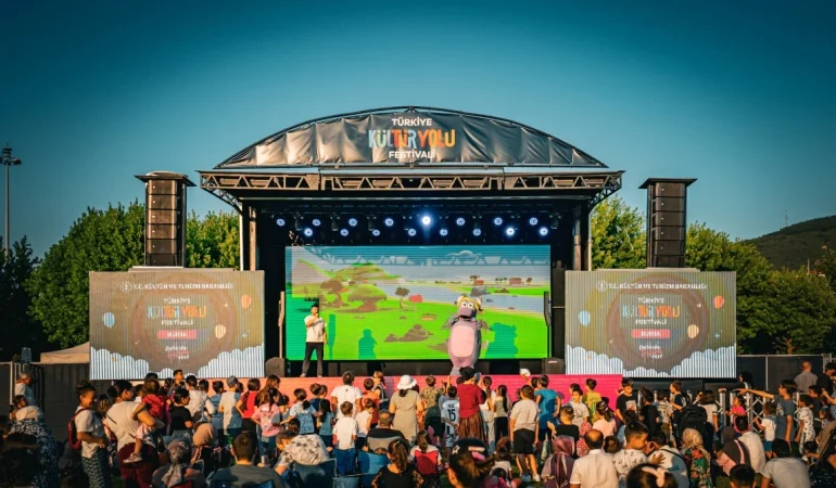 Bursa Kültür Yolu Festivali’nde çocuk hem eğlendi, hem de sanatı öğrendi