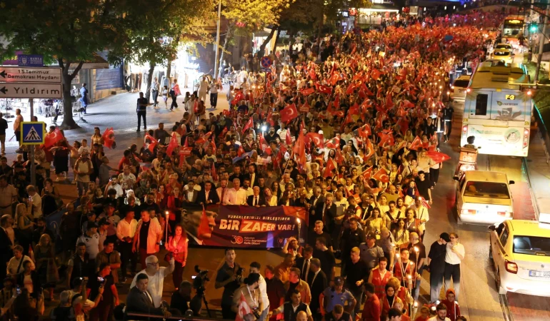 Bursa’da coşku fener alayı ve Göksel konseriyle taçlandı