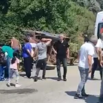 Düzce’de römork devrildi: Çok sayıda yaralı var