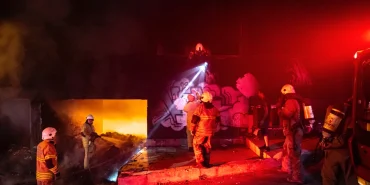 İzmir İtfaiyesi Konak’taki yangında iki kişiyi kurtardı