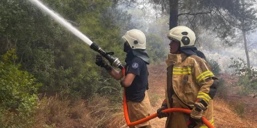 İzmir İtfaiyesi Menderes’te alevlerle mücadele ediyor